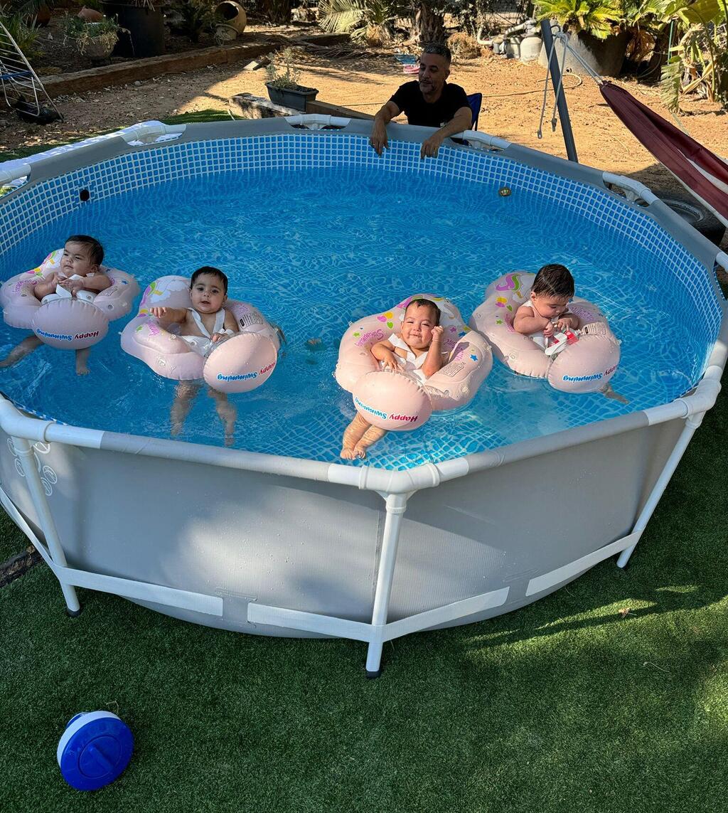 הבנות בזמן בריכה