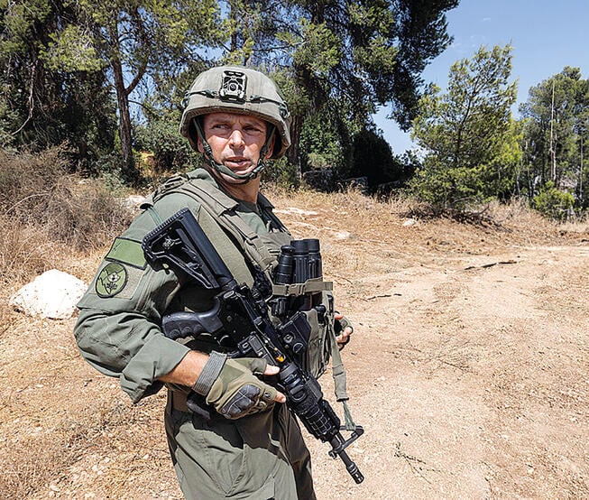תא"ל שי קלפר. הגיע לעודד את התושבים | צילום: זין קורן yk14083220