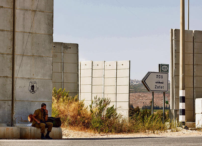 קירות מגן בלב הכביש. המטרה: לעכב את חוליות כוח רדואן | צילום: זיו קורן yk14083221