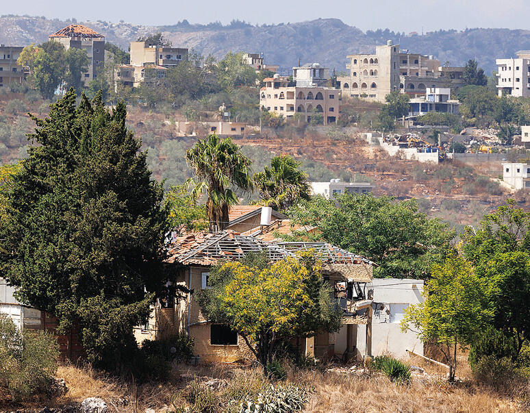 במרחק יריה: בתי מטולה והכפר הלבנוני החולש על המושב | צילום: זיו קורן yk14085297