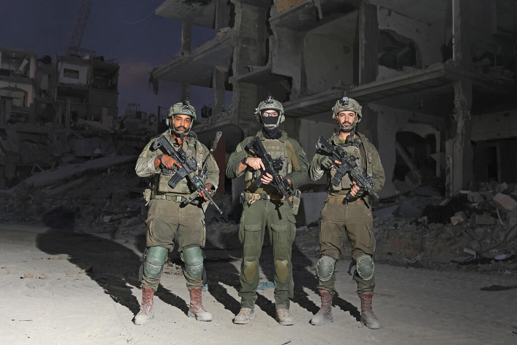 ”זו המשמרת שלנו, ואין ברירה אחרת". מימין לשמאל: מג"ד 932 סא"ל דותן, אל"מ א' ומ"פ מסייעת 932 סרן רוני (צילום: דנה קופל) אל”מ א' (במרכז) עם לוחמים מהיחידה, בעזה