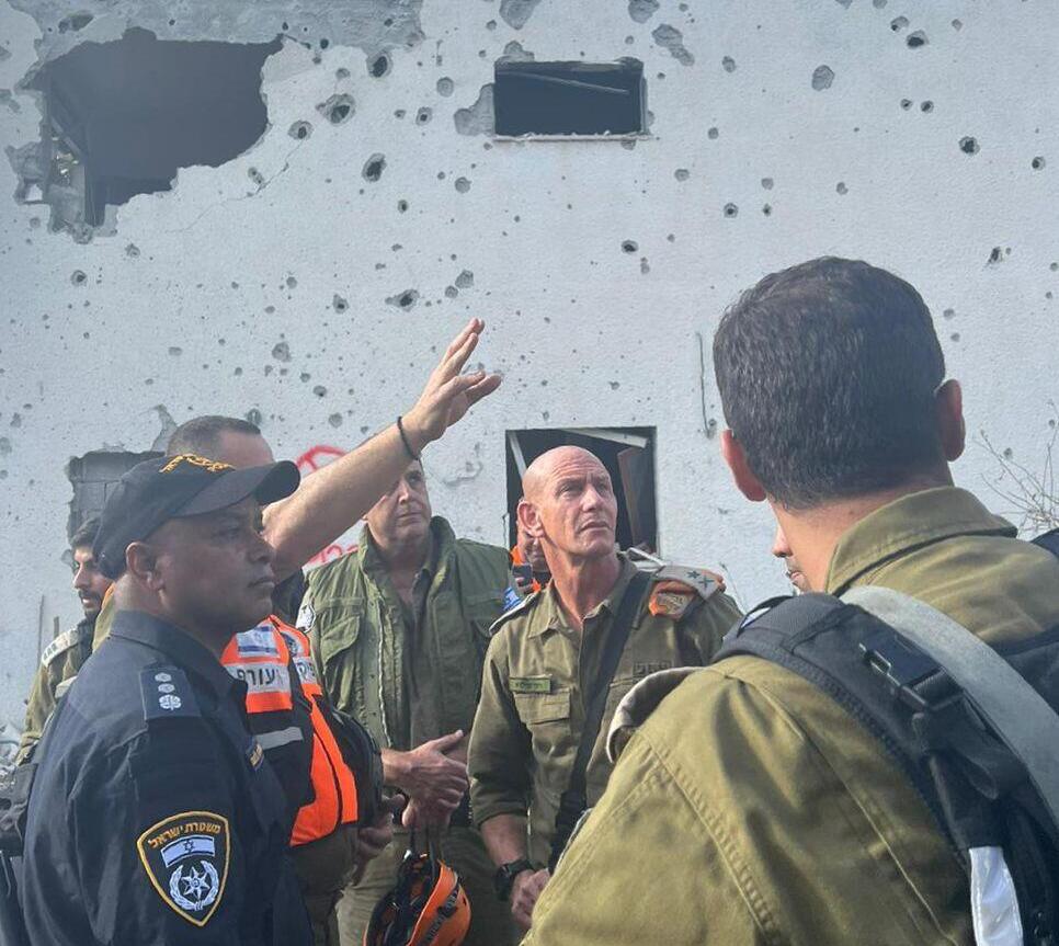 מפקד פיקוד העורף, אלוף רפי מילוא בזירת הנפילה בקריית ביאליק (צילום: דובר צה"ל) מפקד פיקוד העורף, אלוף רפי מילוא בזירת הנפילה בקריית ביאליק