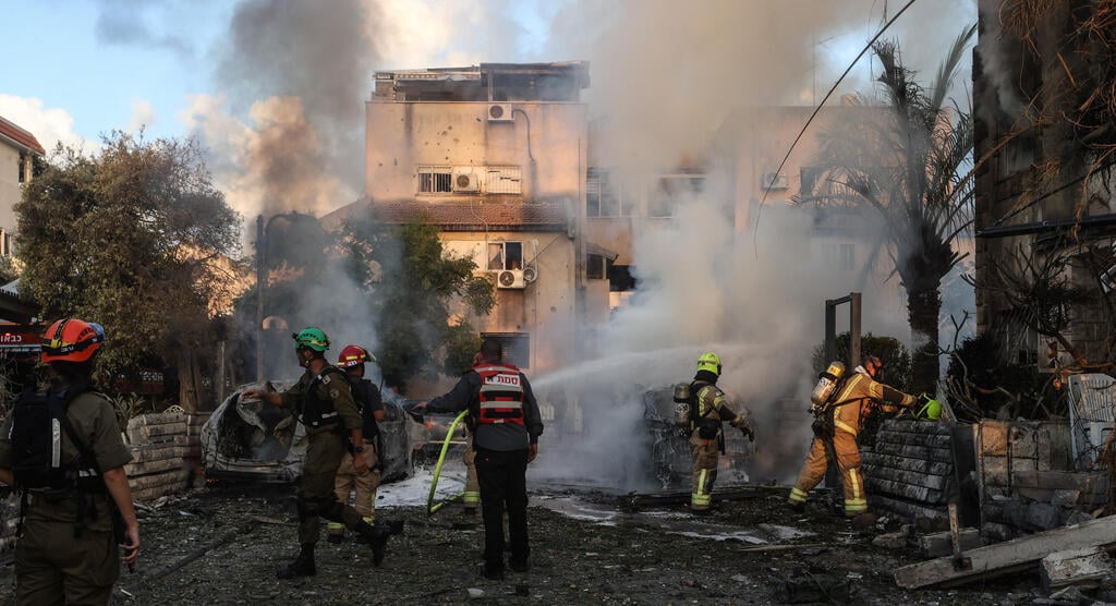 Firefighters at scene of rocket impact in Kiryat Bialik (Photo: Gil Nechushtan) ההרס מהנפילות בקריית ביאליק