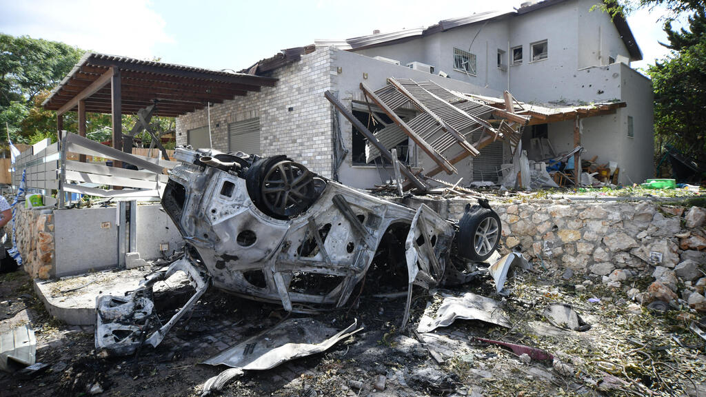Damage caused by Hezbollah rocket in Moreshet in the Galilee (Photo: Nahum Segal) נפילה במורשת