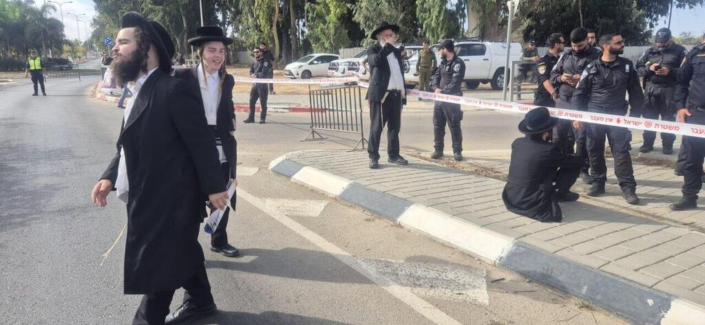 הפגנה של הפלג הירושלמי הקיצוני מול לשכת הגיוס בבאר שבע נגד גיוס חרדים (צילום: הרצל יוסף) הפגנה של הפלג הירושלמי הקיצוני מול לשכת הגיוס בבאר שבע נגד גיוס חרדים