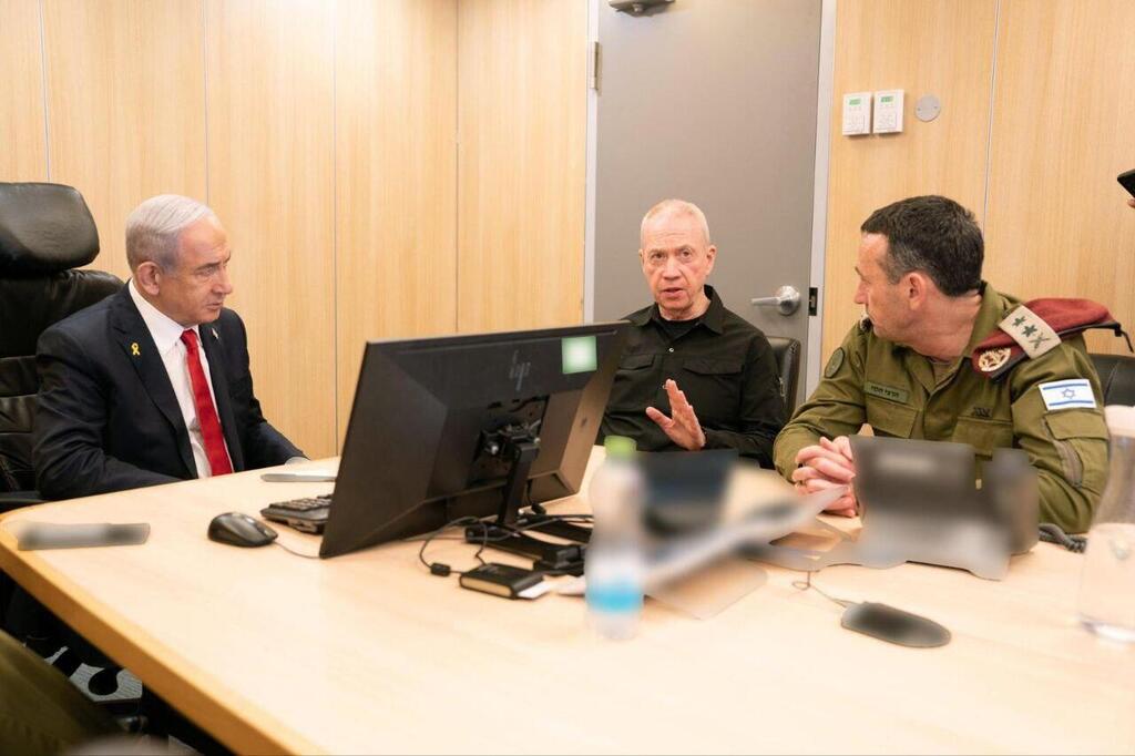 יואב גלנט והרצי הלוי בסקירה מבצעית בבור חיל האוויר ( צילום ארכיון: אריאל חרמוני, משרד הביטחון) יואב גלנט והרצי הלוי בסקירה מבצעית בבור חיל האוויר