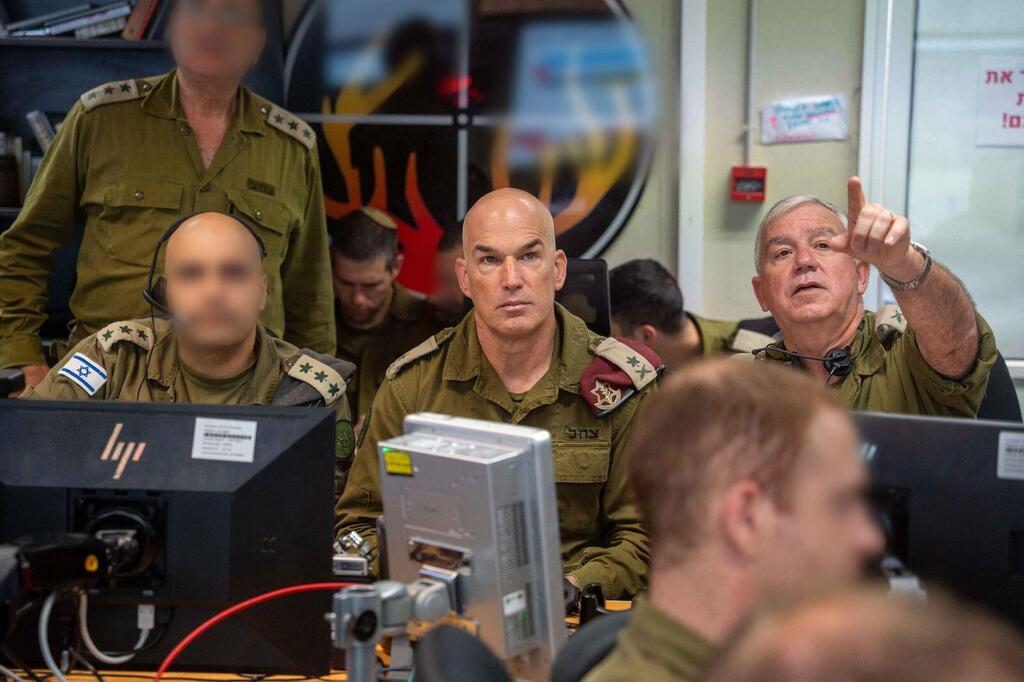 Northern Command head Maj. Gen. Ori Gordin (center) (Photo: IDF Spokesperson's Unit) מפקד פיקוד הצפון, אלוף אורי גורדין קיים הערכת מצב בבור הפיקוד