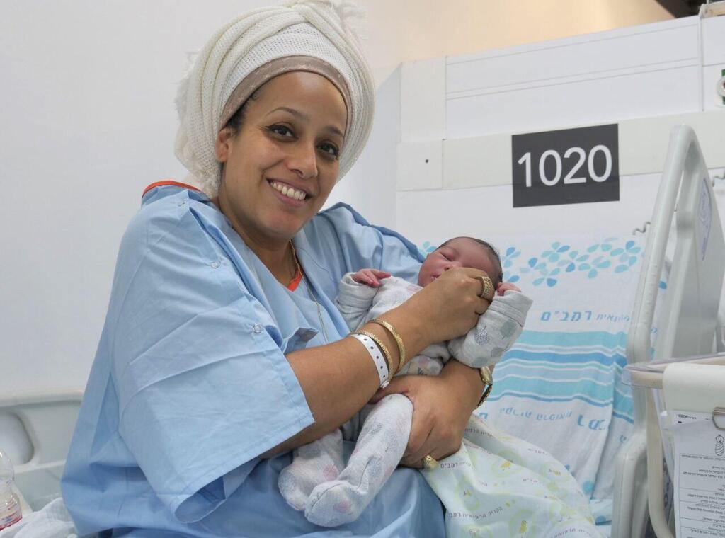Underground birth (Photo: Rambam Health Care Campus) עינת ניסים יולדת רמב"ם בית חולים תת קרקעי