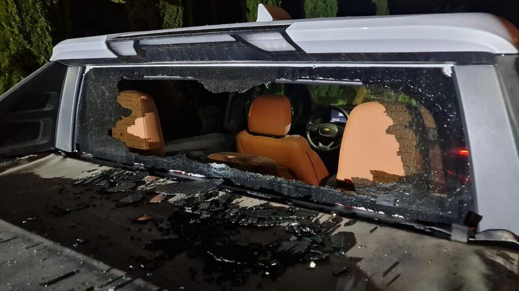 רכב נפגע מרסיס בכפר גדעון (צילום: אגף הביטחון מועצה אזורית עמק יזרעאל) נזקים מפגיעת רסיסים במושב כפר גדעון