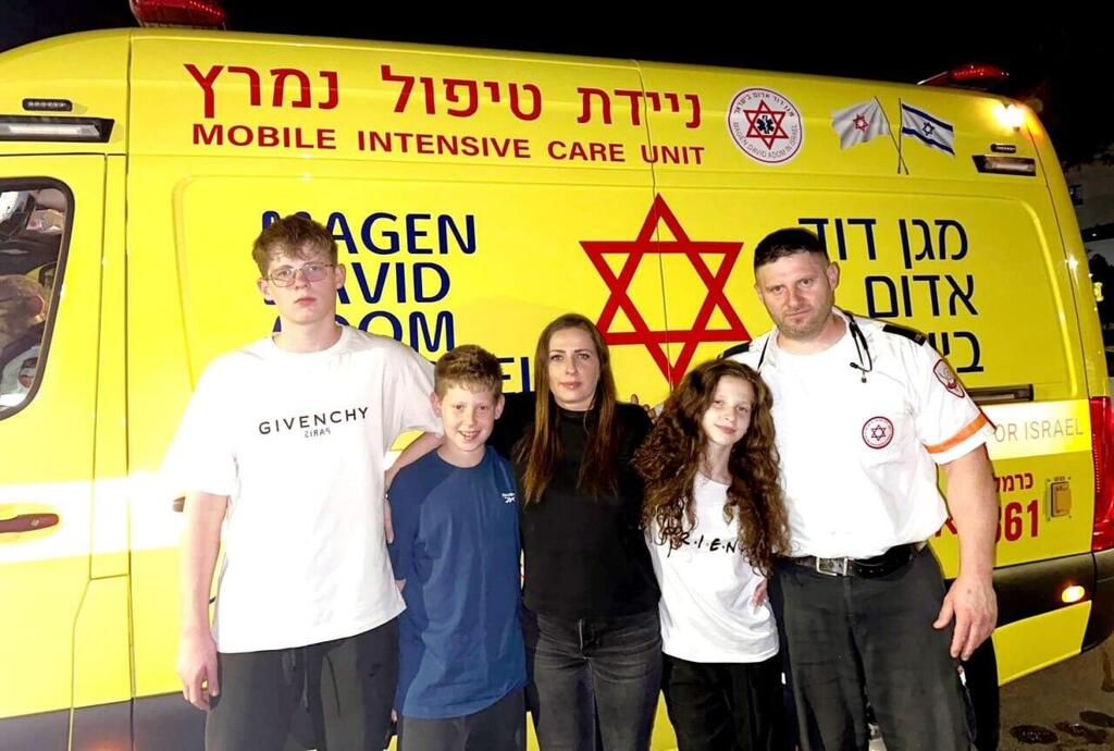 אלכס בוחמן עם משפחתו. "גם הם דואגים לי" (צילום: באדיבות המשפחה) פראמדיק מגן דוד אדום, אלכס בוחמן תושב קריית ביאליק עם אשתו ו ילדיו
