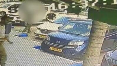 תיעוד: חייל צה"ל נותן אגרוף לעובד באלונית בכפר עזה ששמע מוזיקה בערבית