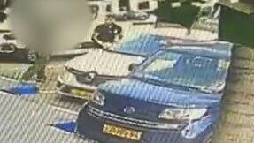 תיעוד: חייל צה"ל נותן אגרוף לעובד באלונית בכפר עזה ששמע מוזיקה בערבית