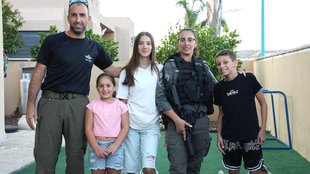 רס"ם יסמין סננס עם משפחתה. "מבינים את המצב" (צילום: אפי שריר) רס"מ יסמין סננס עם בעלה שגם במילואים וילדיה