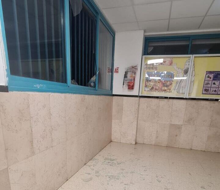 זכוכיות התנפצו בבית הספר בכפר גדעון (צילום: אגף הביטחון מועצה אזורית עמק יזרעאל) נזקים מפגיעת רסיסים במושב כפר גדעון