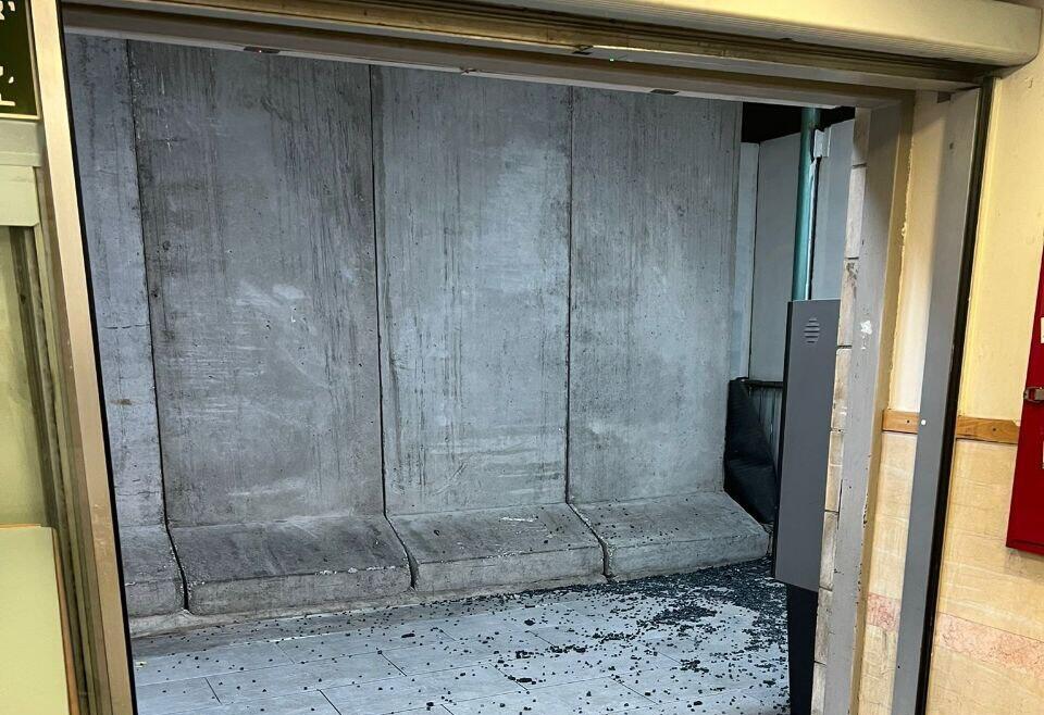 נזק מפגיעת רסיס בבית החולים האנגלי בנצרת רסיס פגע בבית החולים האנגלי בנצרת
