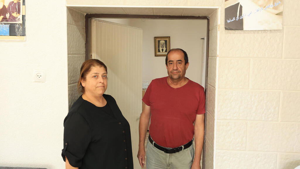 וואפד ורניה חלבי בביתם בדלית אל כרמל (צילום: אלעד גרשגורן) וואפד ורניה חלבי בביתם הלא ממוגן בדלית אל כרמל