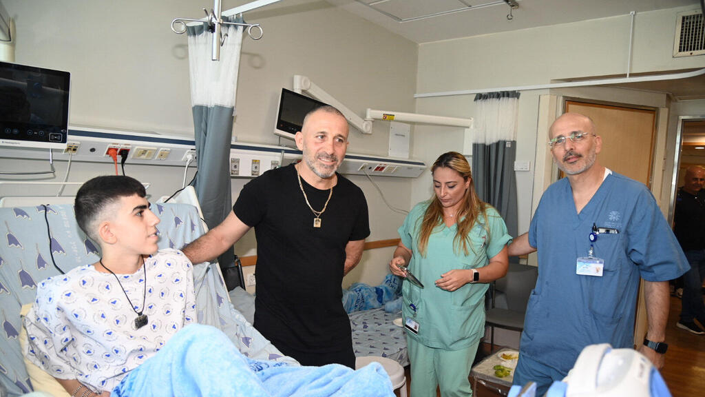 המשפחה עם פרופ' ברנע (צילום: יאיר שגיא) משפחות שכולות מאסון מג'דל שמס מבקרות את ג'וליאן שנפצע קשה