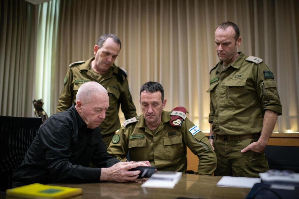 שר הביטחון יואב גלנט והרמטכ״ל רב-אלוף הרצי הלוי ( צילום: שחר יורמן) שר הביטחון יואב גלנט אישר את המשך הפעולות ההתקפיות של צה״ל בחזית הצפון, יחד עם הרמטכ״ל רב-אלוף הרצי הלוי