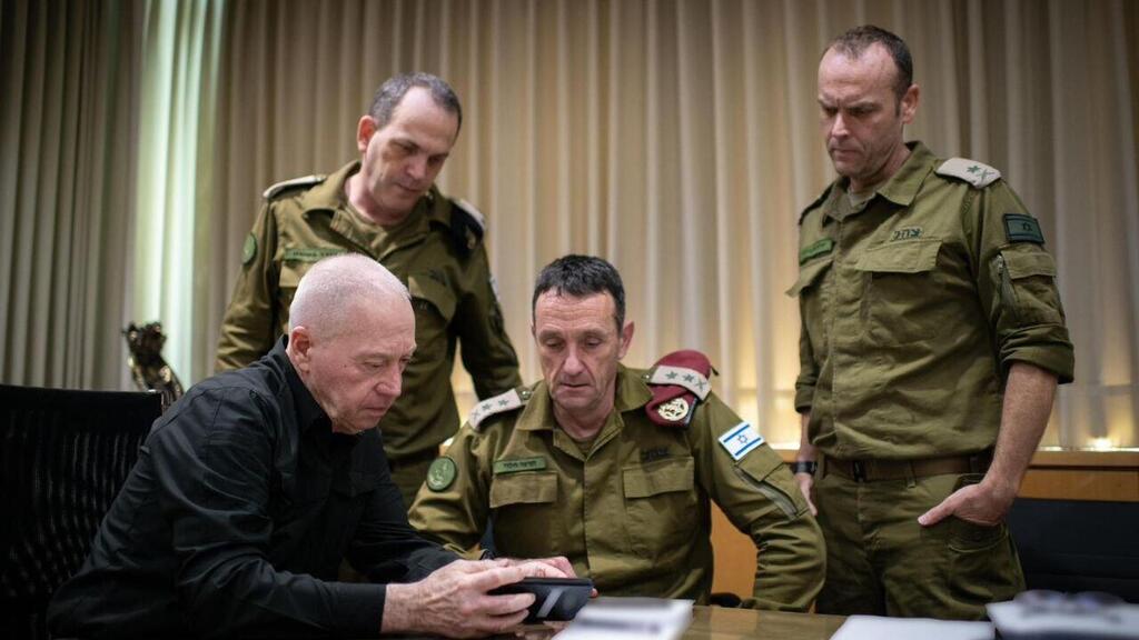 גלנט, הרמטכ"ל והקצינים הבכירים עוקבים אחרי התקיפה בדאחייה ( צילום: שחר יורמן) שר הביטחון יואב גלנט אישר את המשך הפעולות ההתקפיות של צה״ל בחזית הצפון, יחד עם הרמטכ״ל רב-אלוף הרצי הלוי