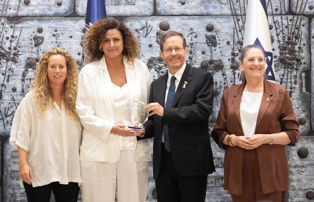 יו"ר הפועל לב ירושלים, נטע אבוגוב, מקבלת את הפרס מידי הנשיא (צילום: שלו שלום) טקס אות הנשיא יו"ר הפועל לב ירושלים, נטע אבוגוב, מקבלת את הפרס מידי הנשיא