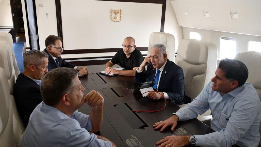 נתניהו וצוותו במטוס "כנף ציון" לפני הנחיתה בניו יורק ( צילום: אבי אוחיון, לע״מ) ראש הממשלה בנימין נתניהו במטוס כנף ציון בדרכו לנאום בעצרת הביטחון של האו"ם