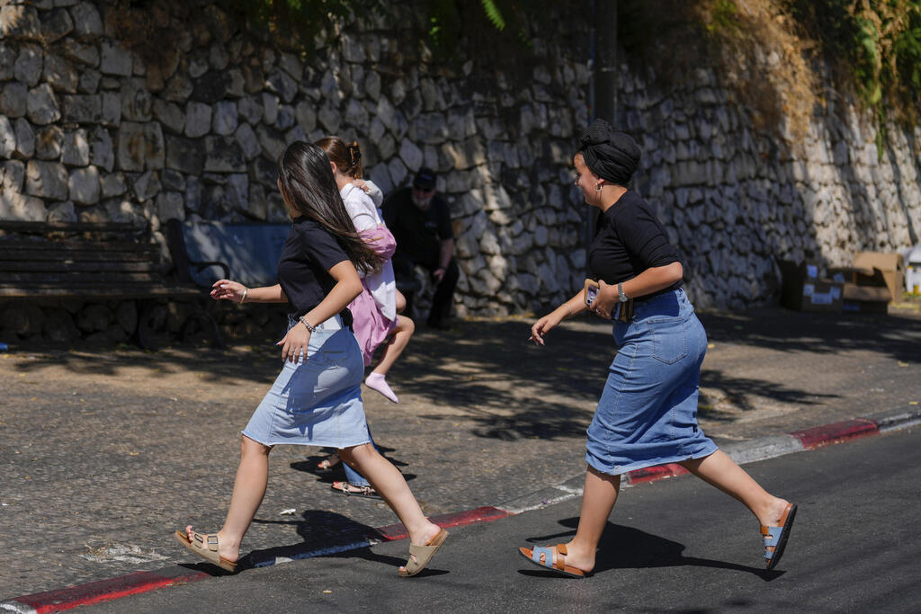 אנשים רצים למרחבים המוגנים (צילום: AP Photo/Ariel Schalit) צפת