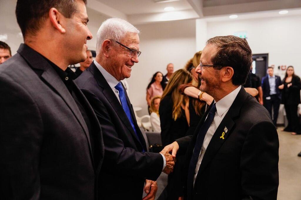 שחר והנשיא הרצוג (צילום: שלו שלום) טקס אות הנשיא