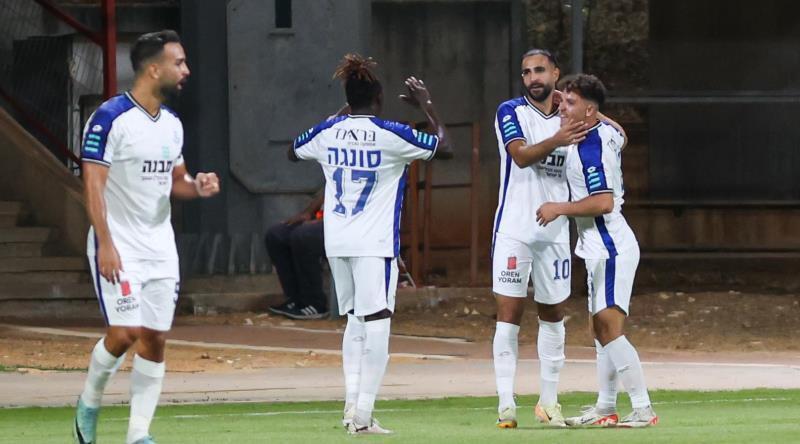 שחקני הפועל פ"ת חוגגים (שחר גרוס) שחקני הפועל פ"ת חוגגים