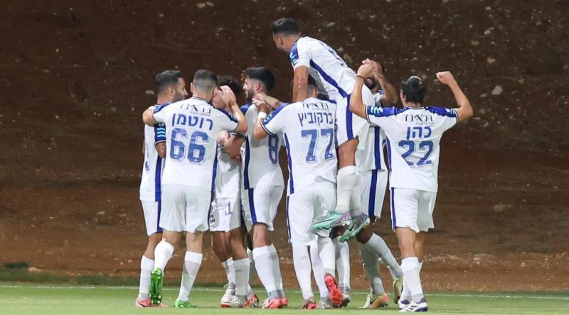 שחקני הפועל פ"ת חוגגים (שחר גרוס) שחקני הפועל פ"ת חוגגים