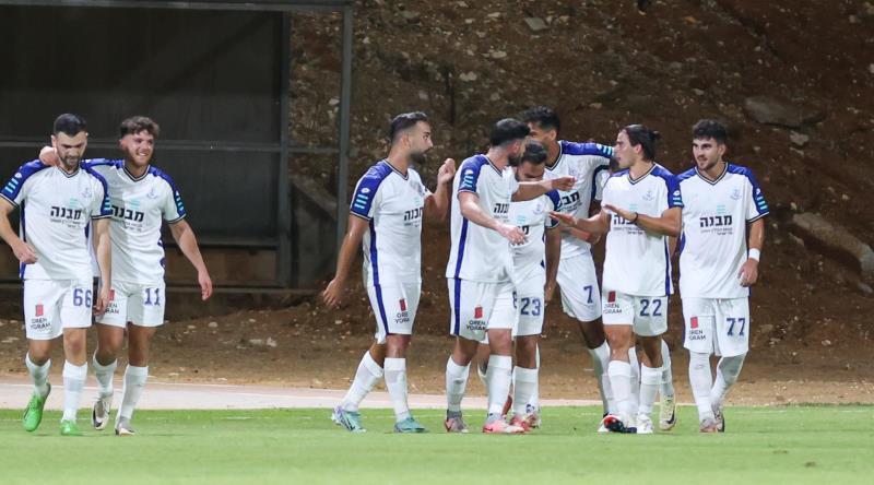 שחקני הפועל פ"ת חוגגים (שחר גרוס) שחקני הפועל פ"ת חוגגים