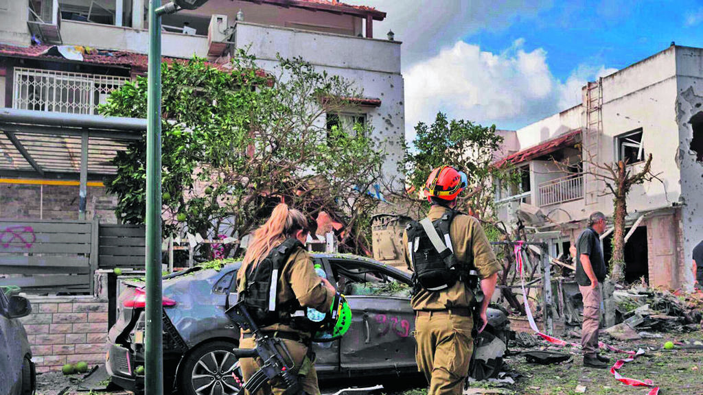 זירת נפילה בקריית־ביאליק, השבוע. החשש: מלחמת "תמות נפשי עם פלשתים" (צילום: דובר צה"ל) |