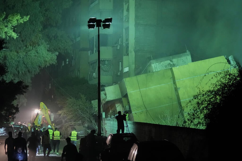 Aftermath of Israeli strike on Hezbollah's command center in Beirut's Dahieh (Photo: AP Photo/Bilal Hussein) הרס בדאחייה