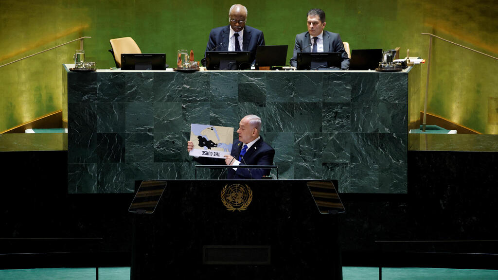 נתניהו מציג את מפת ה"קללה" באו"ם (צילום: REUTERS/Eduardo Munoz) ראש ממשלת ישראל בנימין נתניהו באומות המאוחדות