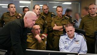 שר הביטחון יואב גלנט בבור בקריה בזמן התקיפה בדאחייה