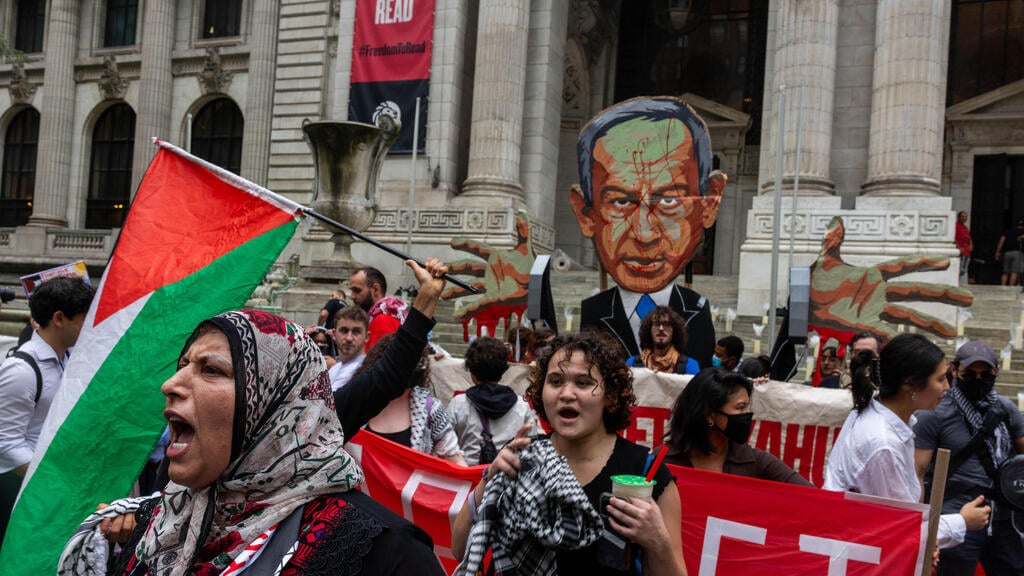 הפגנות נגד נתניהו בניו יורק (צילום: Alex Kent / Getty Images) מפגינים ב ניו יורק נגד בנימין נתניהו ו ישראל לקראת נאום ב עצרת ה או"ם
