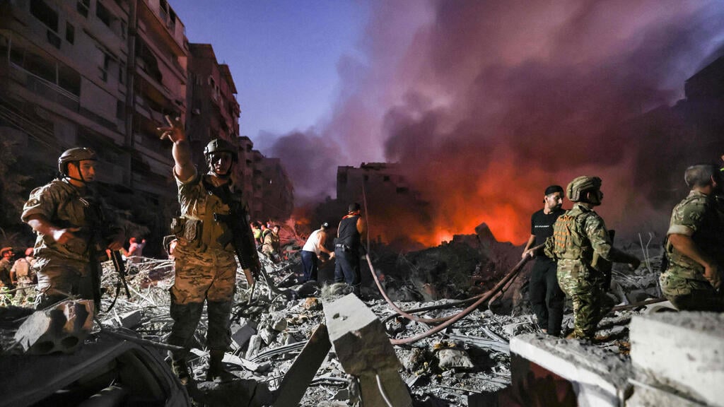 IDF bombs Hezbollah's command bunker in Beirut, ( Photo: Ibrahim Amro / AFP) הרס בדאחייה