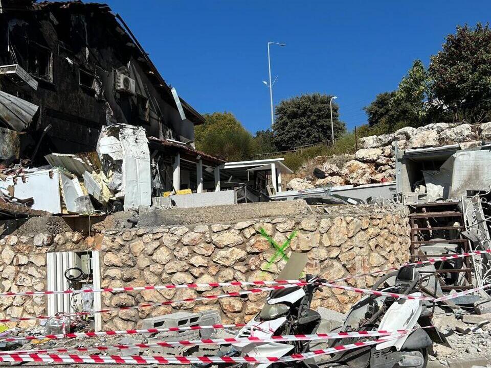 הריסות בית בצפת שנפגע פגיעה ישירה מרקטה שנורתה מלבנון