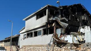 הריסות בית בצפת שנפגע פגיעה ישירה מרקטה שנורתה מלבנון