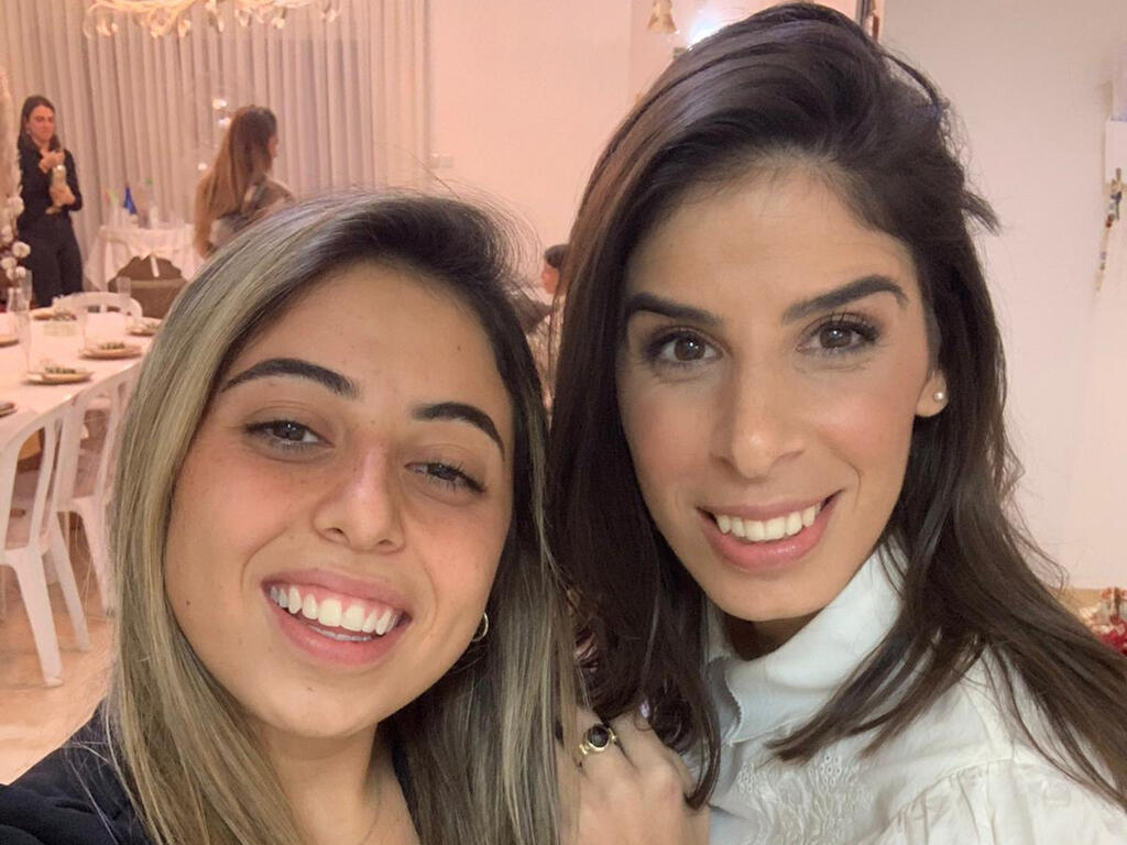 חן זנדר עם אחותה נועה זנדר ז"ל, שנרצלה במסיבת הנובה
