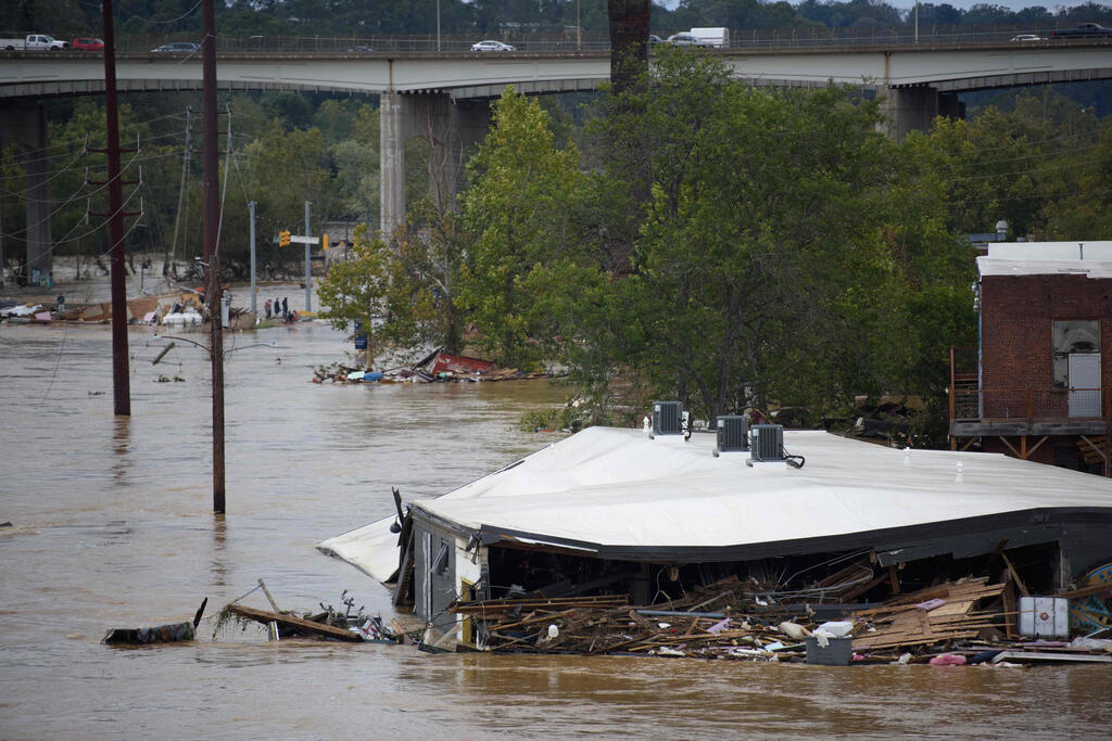 מוקד ההצפות בעיר אשוויל (צילום: Melissa Sue Gerrits / GETTY IMAGES NORTH AMERICA / AFP) אשוויל צפון קרוליינה סופה סופת הוריקן הלין ארה"ב