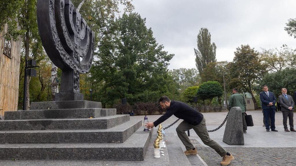Ukrainian President Volodymir Zelensky at the monument to the Babi Yar massacre victims (Photo: Office of the president of Ukraine) הנשיא זלנסקי מול האנדרטה בבאבי יאר