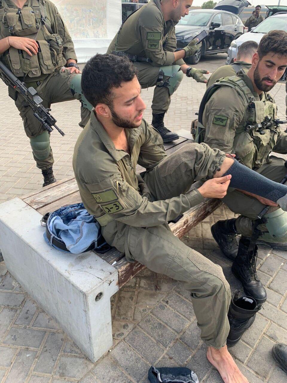 עמרי אקשלמה מתלבש בצומת בית קמה. תודה, אבא (באדיבות עמרי אקשלמה) עמרי אקשלמה 7 באוקטובר