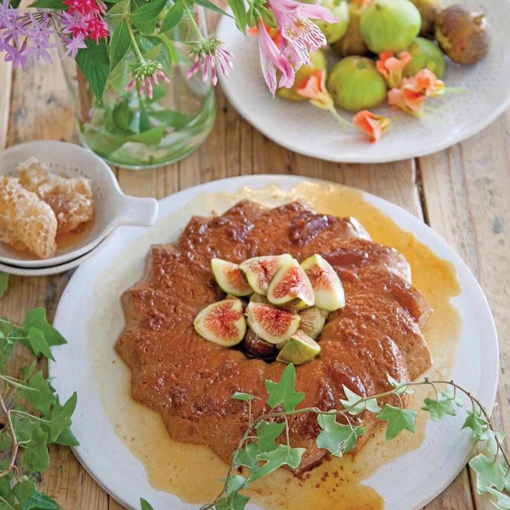 פלאן חגיגי עם תאנים (צילום: יוסי סליס, סגנון: נטשה חיימוביץ') פלאן חגיגי עם תאנים
