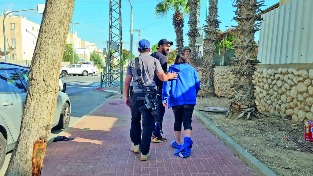 גורי ב-7 באוקטובר, כשרגלה פצועה (צילום: אילנה קוריאל) גורי ב־ 7 באוקטובר, כשרגלה פצועה | צילום: אילנה קוריאל