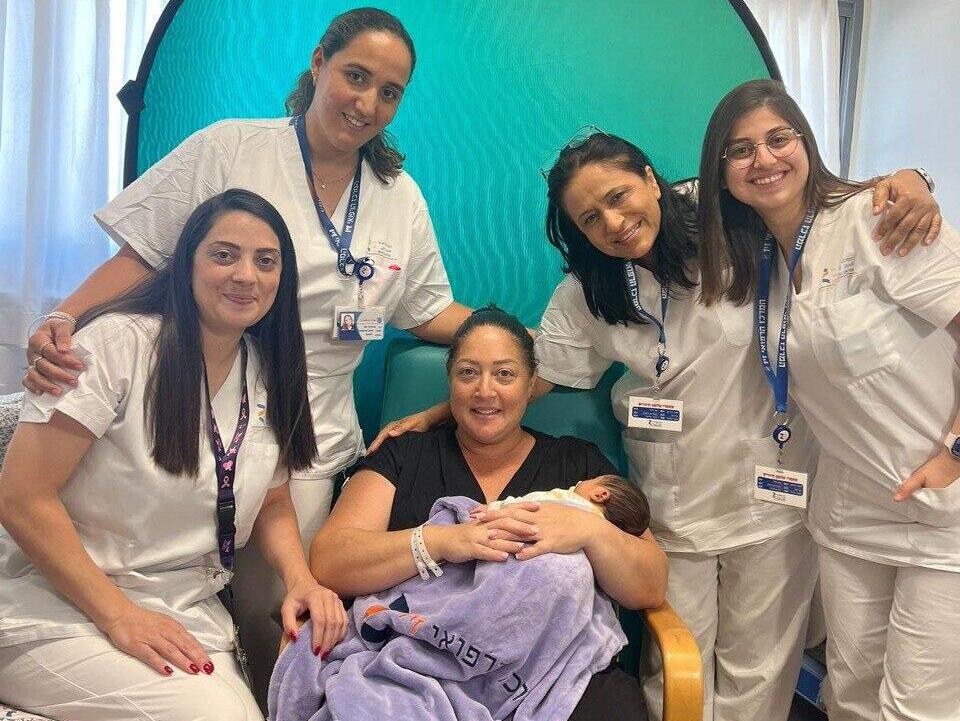 קארין וחברותיה לעבודה במרכז הרפואי זיו קארין וחברותיה לעבודה במרכז הרפואי זיו
