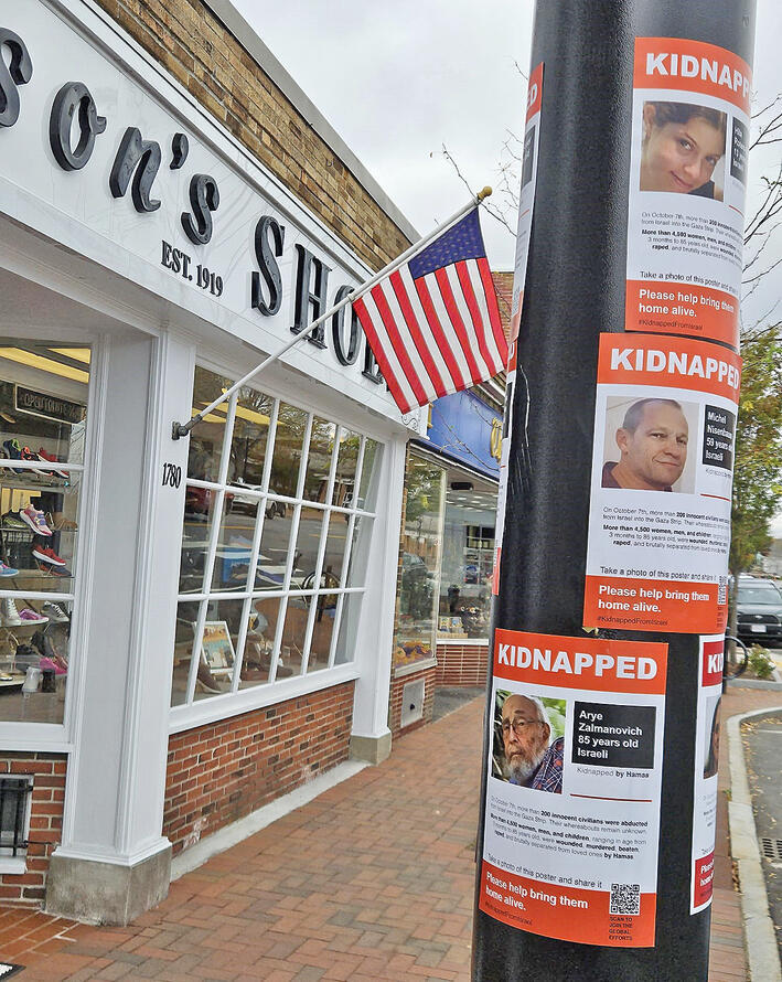 מודעות חטופים בפרוור של בוסטון, מסצ'וסטס | צילום: עמיחי חסון yk14098756