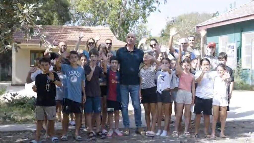 ראש המועצה משה דוידוביץ עם ילדי המועצה (צילום: ז'אן לביא) ראש המועצה משה דוידוביץ עם ילדי המועצה