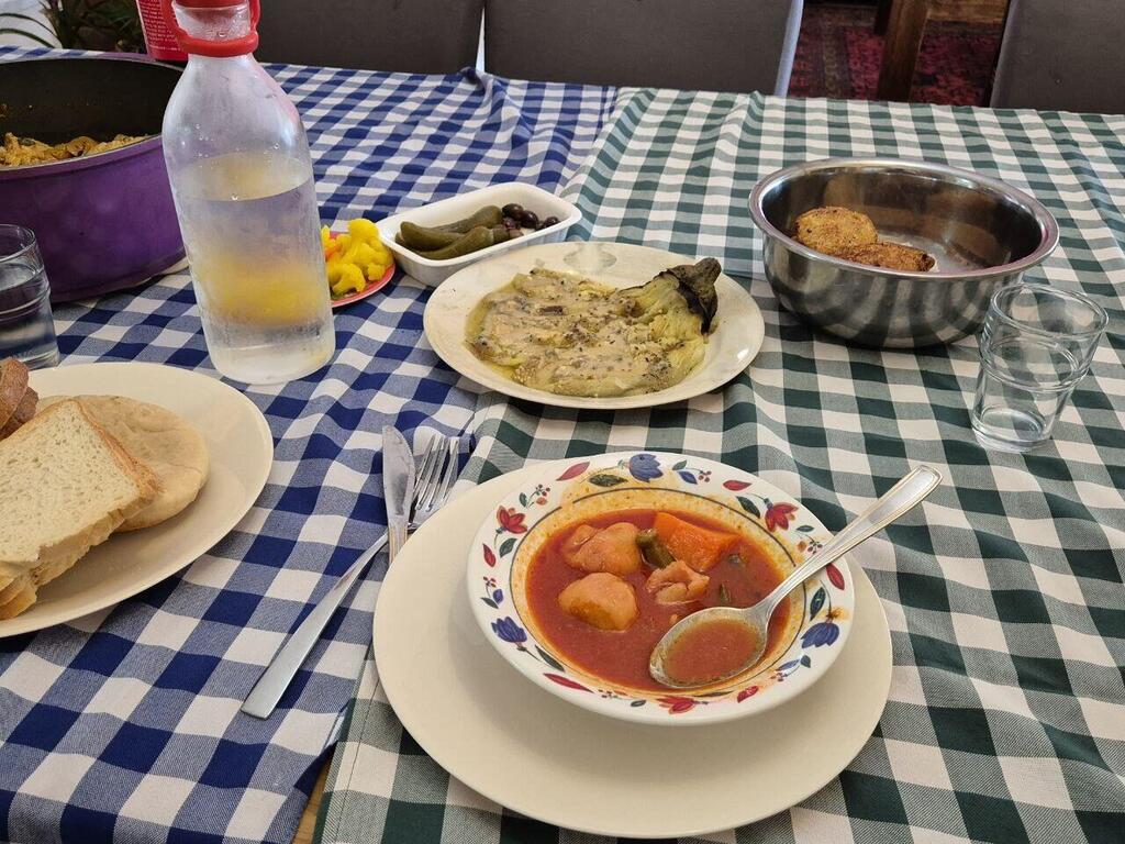 הבישולים של אורה חתן (צילום: יואב קרן) אורה חתן שמבשלת לחיילים בשתולה בין הבתים ההרוסים