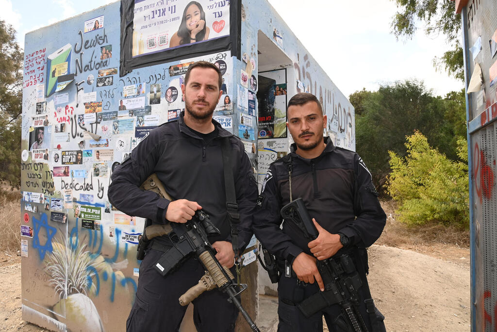 "שאלתי אם מישהו חי. אין קול ואין עונה, רק ריח שרוף". רס"ם ישראל סולומוני ורס"ל שלומי קנפו (צילום: הרצל יוסף) רס"ם ישראל סולומוני ורס"ל שלומי קנפו