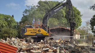 הריסות יזומות בקיבוץ כיסופים של בתים שהושחתו ונשרפו בשבעה באוקטובר